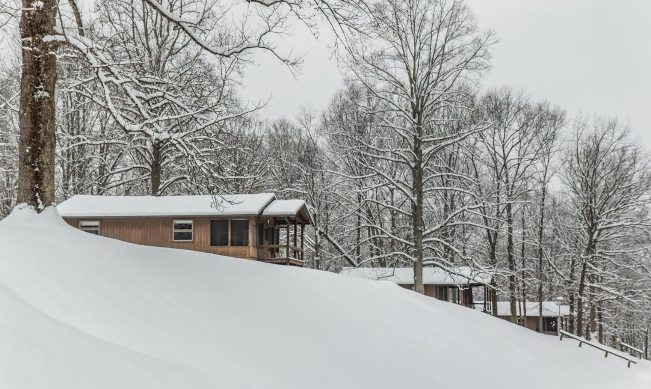 Burr Oak Lodge And Conference Center Glouster Екстериор снимка