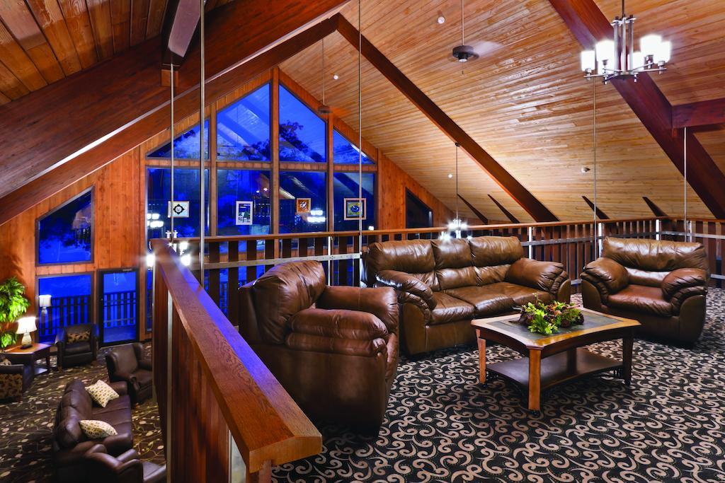 Burr Oak Lodge And Conference Center Glouster Екстериор снимка