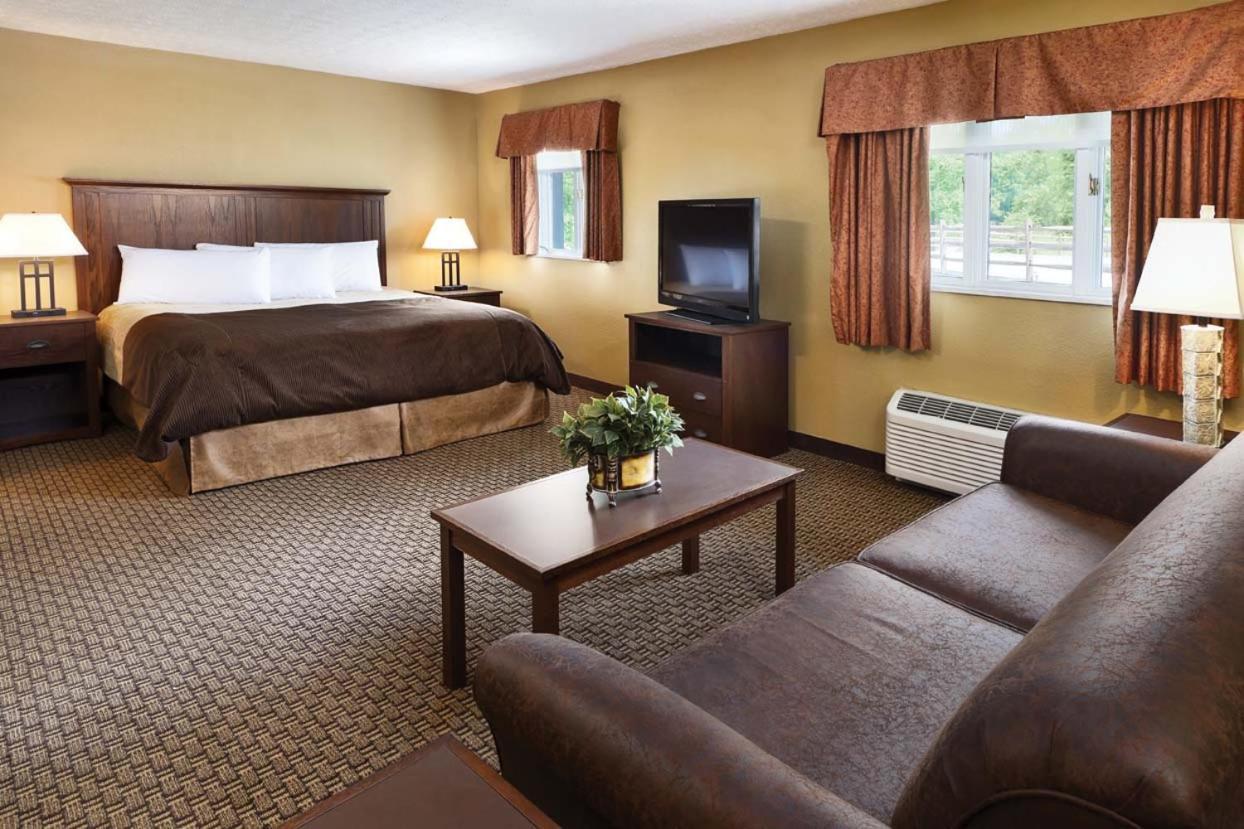 Burr Oak Lodge And Conference Center Glouster Екстериор снимка